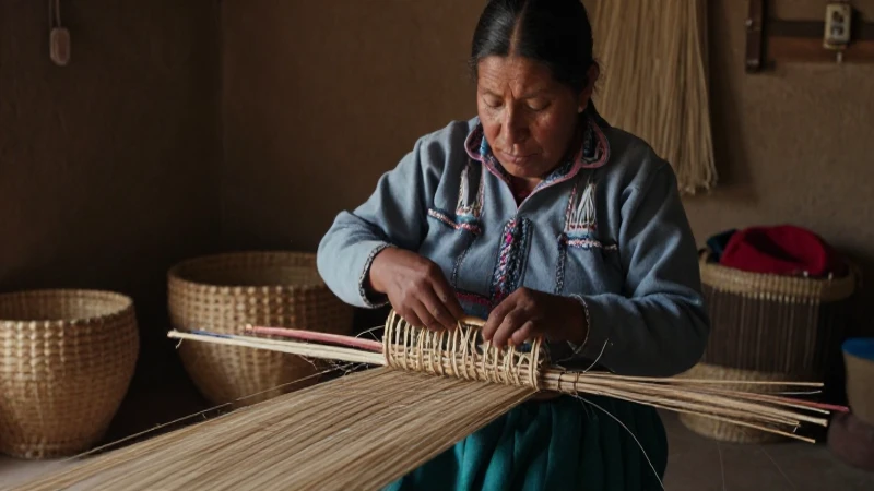 Tejedor artesanal en México con fibras naturales