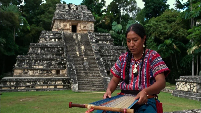 Las culturas de Guatemala: diversidad, tradiciones y riqueza 8 Tejedora maya en antiguas ruinas selváticas