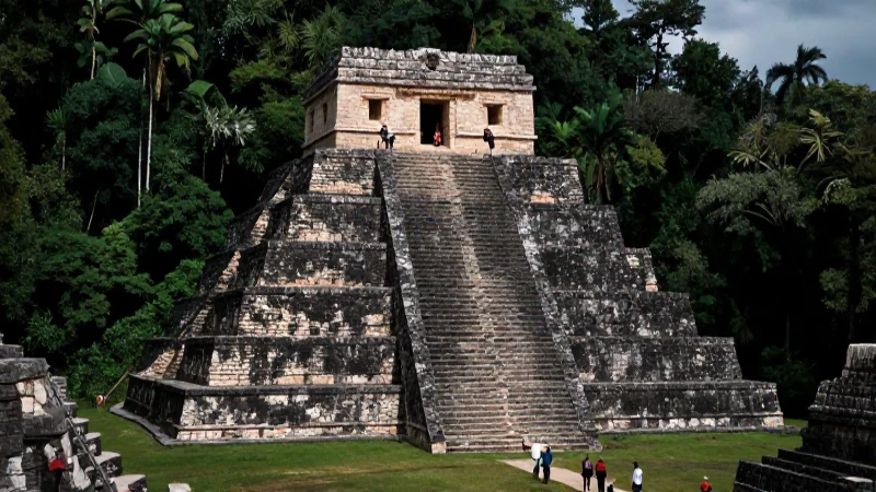 El Mirador: Descubre la Joyita Arqueológica de Guatemala 30 Exploradores encuentran pirámide Maya en la selva