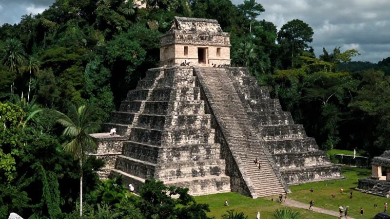 El Mirador: Descubre la Joyita Arqueológica de Guatemala 32 Pirámide maya colosal en la selva exuberante
