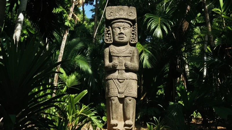 Estela olmeca en selva, luz natural dramática