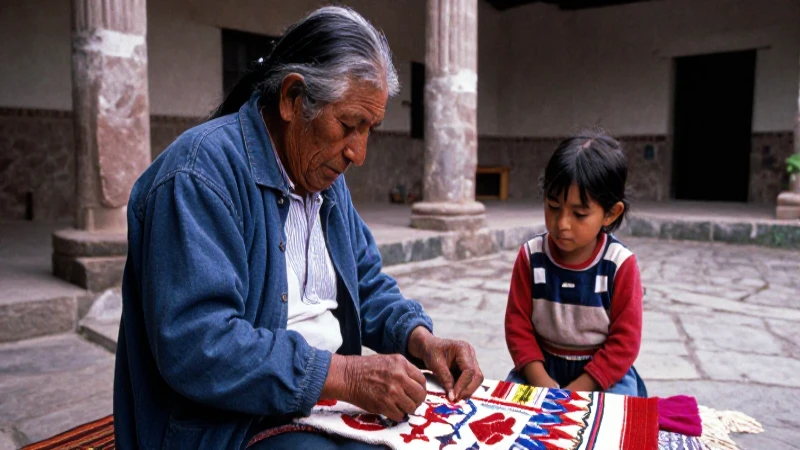 Anciano zapoteco teje, niño observa