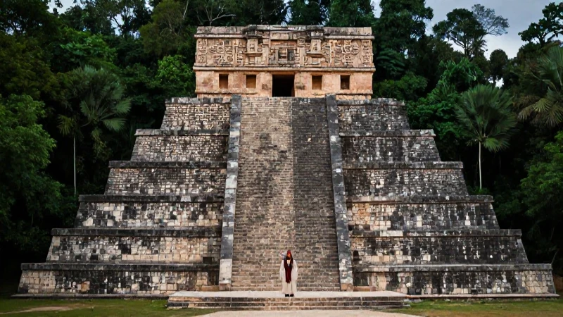 Sacerdote Maya ante la majestuosa pirámide de Uxmal