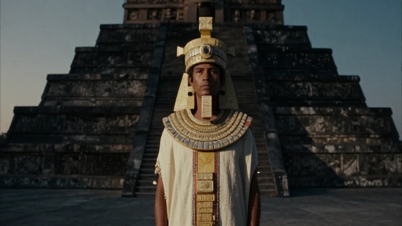 Sacerdote azteca ante el Templo Mayor al atardecer