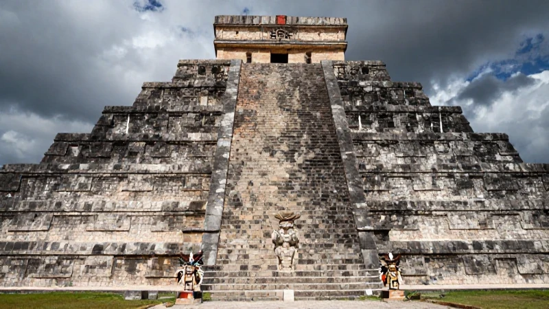 Pirámide azteca mexicana en dramática luz