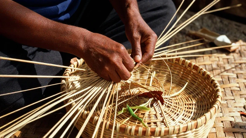 Qué es la cestería prehispánica y cuáles son sus técnicas 14 Artífice teje una cesta de fibra natural en un mat