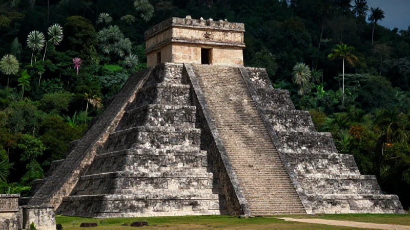 Mesoamérica: qué es una civilización originaria y su legado 37 Pirámide antigua mesoamericana en selva tropical