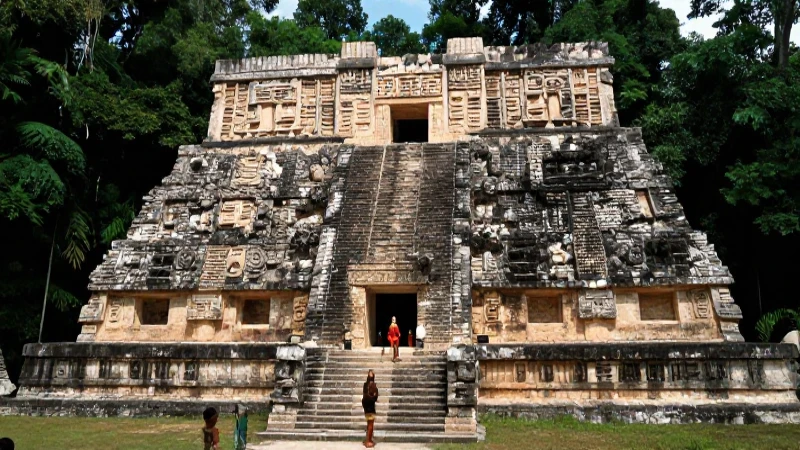 Cultura Maya: Historia, Origen y Periodo de una Civilización 144 K’uhul Ajaw preside en Tikal, ambiente ceremonial dramático