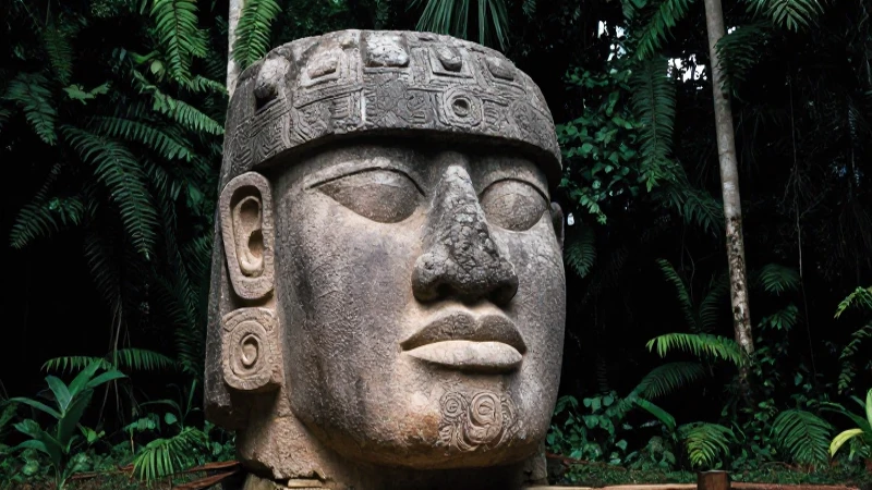 Cabeza colosal olmeca en selva, estilo documental