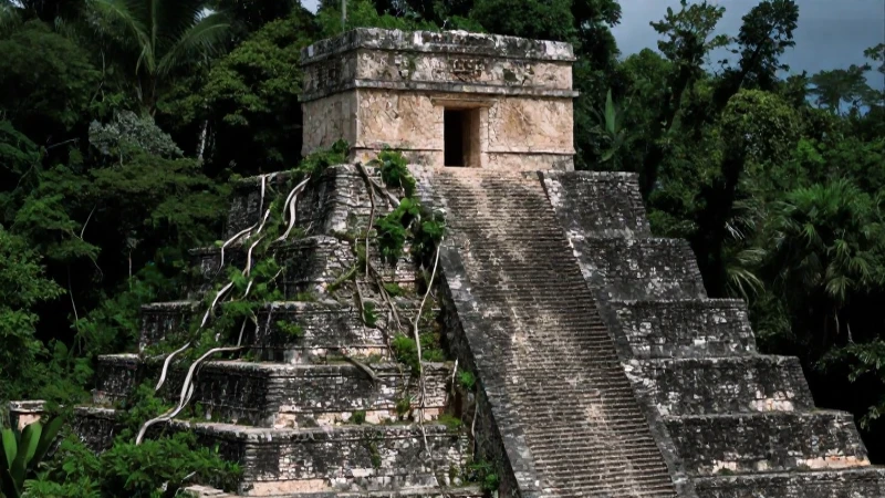 Pirámide maya ancestral en la jungla