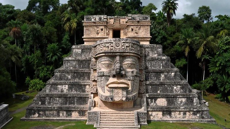 Olmec Colossal Head mira la pirámide de La Venta