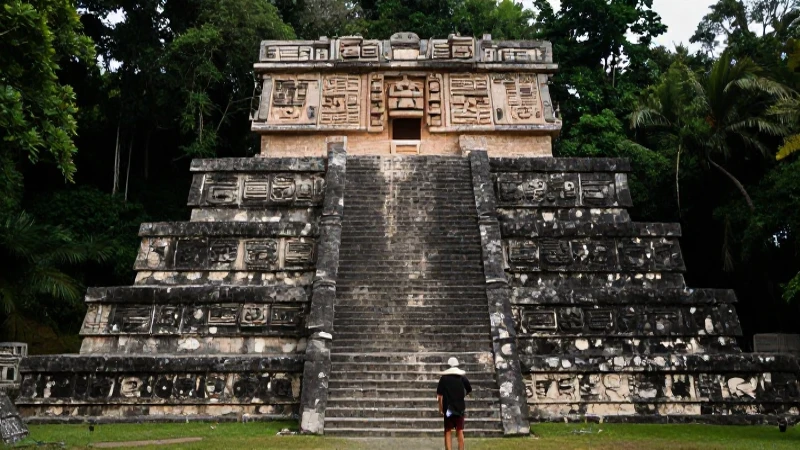 Zonas arqueológicas de los toltecas: legado y misterio 9 Figura Tolteca en ruinas de selva dramática